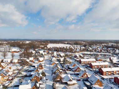 Kış, karla kaplı sokaklar, Almanya 'daki Saerbeck iklim topluluğunun hava manzarası. 