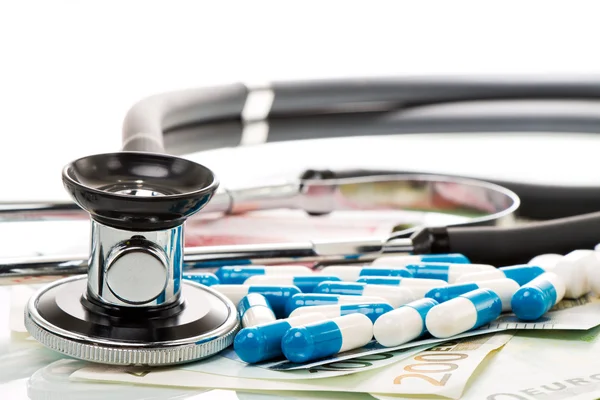 Scheine mit Stethoskop und Tabletten, Pillen — Stockfoto