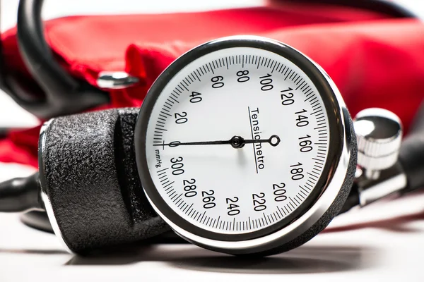 Manguito de presión arterial, primer plano aislado — Foto de Stock