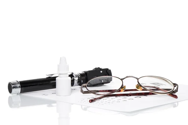 Oftalmoscópio, teste ocular e óculos — Fotografia de Stock
