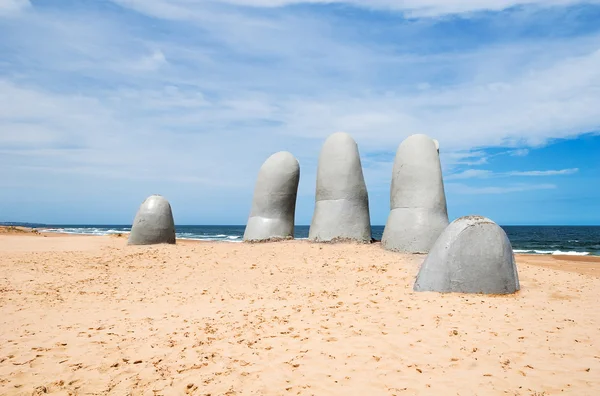 Escultura de mano, Punta del Este Uruguay — Foto de Stock