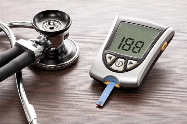 Blood glucose meter to check the blood sugar level — Stock Photo, Image