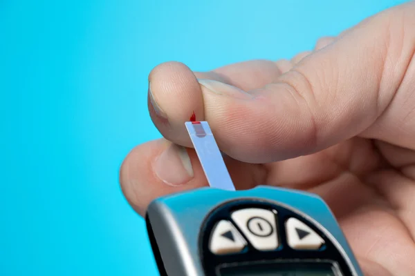 Blood glucose meter to check the blood sugar level — Stock Photo, Image