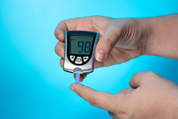 Bloedglucosemeter om te controleren de bloedsuikerspiegel — Stockfoto