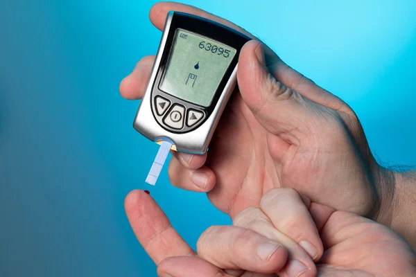 Glukometr do sprawdzania poziomu cukru we krwi — Zdjęcie stockowe