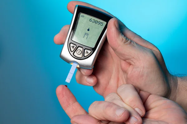 Blood glucose meter to check the blood sugar level — Stock Photo, Image