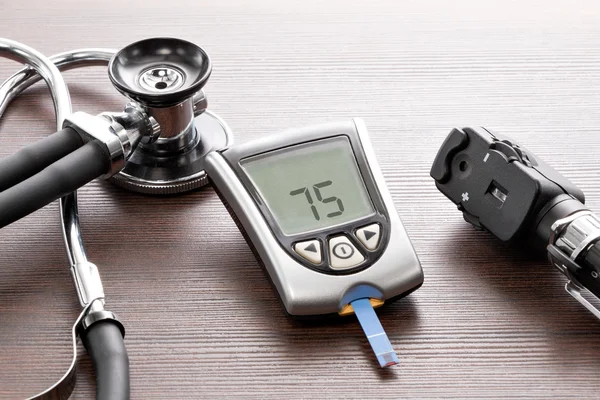 Kan şekeri düzeyini kontrol etmek için kan şekeri ölçüm cihazı — Stok fotoğraf