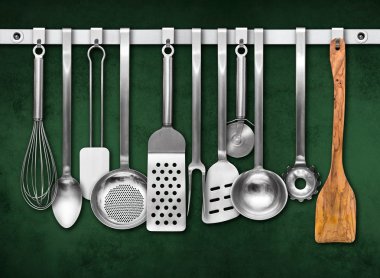 Metal demiryolu ile mutfak aletleri