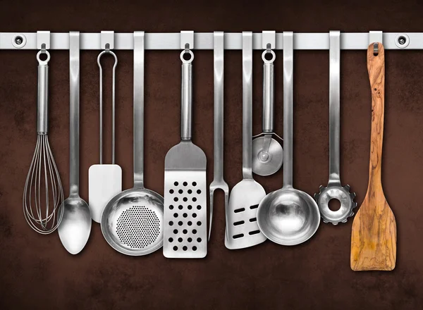 Trilho de metal com ferramentas de cozinha — Fotografia de Stock