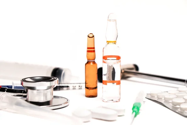 Comprimidos e uma seringa — Fotografia de Stock