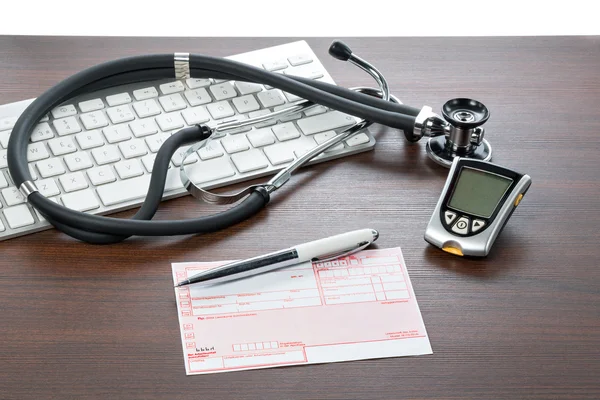 Glucose meter and recipe on the  doctors desk — Stock Photo, Image