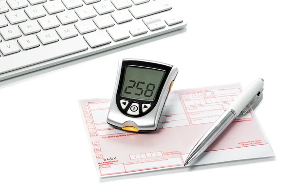 Glucose meter en recept op het Bureau van artsen — Stockfoto