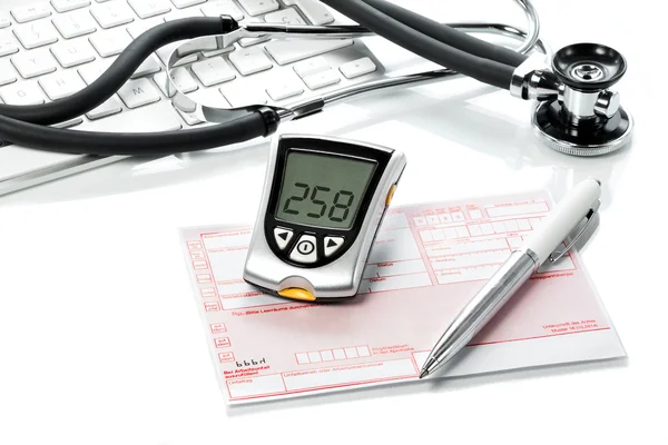 血糖値計と医師の机の上のレシピ — ストック写真