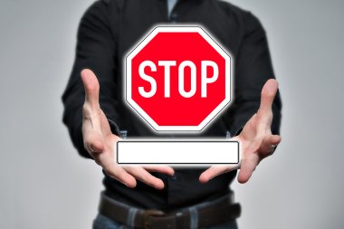 İşadamı, satıcı, elinde ev simgesi