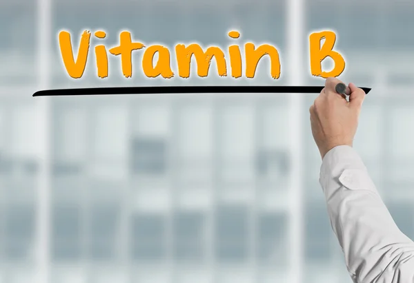 Doctor writes Vitamin B — Stock Photo, Image