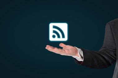 Bir Wifi simgesi tutan işadamı