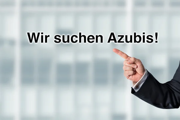 Ділова людина вказує на слова Ми шукаємо співробітників — стокове фото