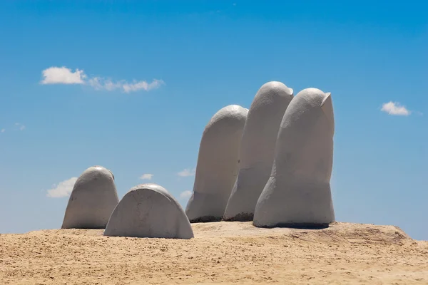 Escultura de mano, Punta del Este Uruguay — Foto de Stock