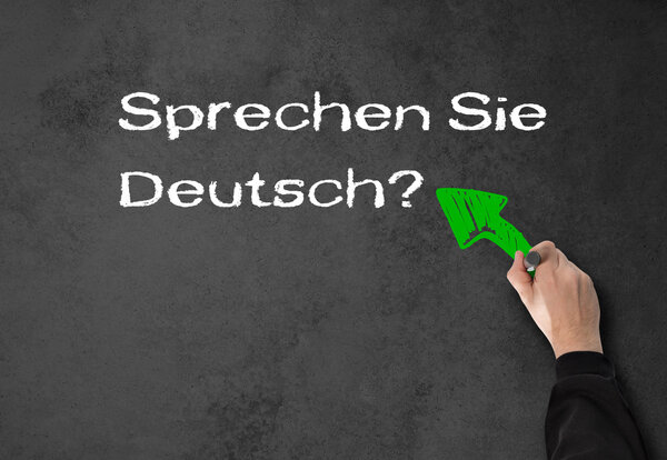 Человек пишет, вы говорите по-немецки на стене
