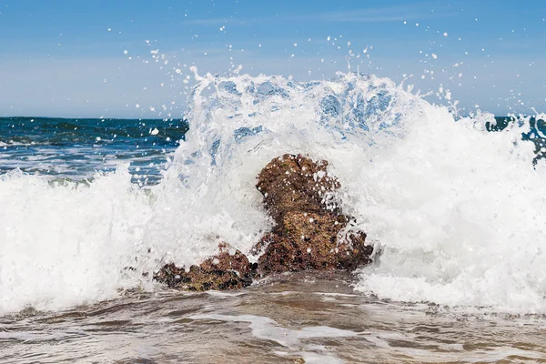Wellen brechen auf einem Felsen — Stockfoto
