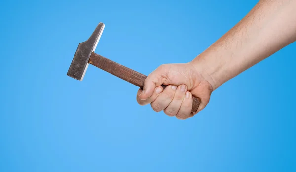 Homem segurando um martelo em sua mão (cortando caminho ) — Fotografia de Stock