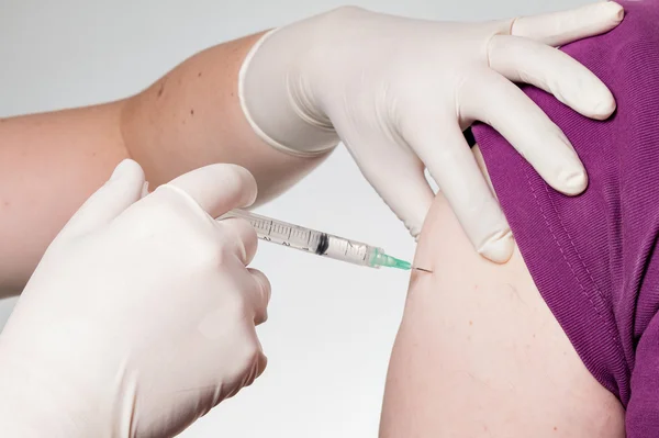 Impfung paziente bekommt eine per Spritze — Foto Stock