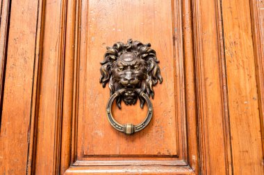 Wodden kapı doorknocker ile