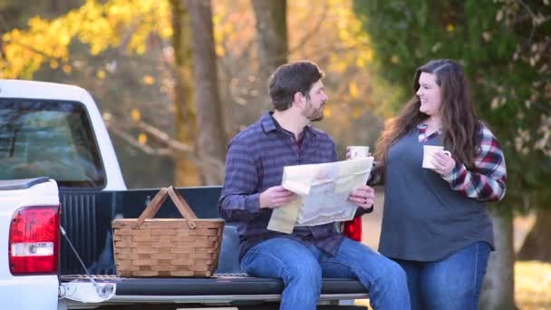 Par planering resa på baksidan av en Pick-up med karta — Stockvideo