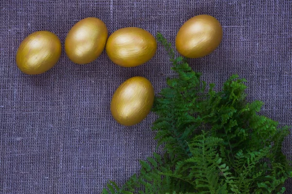 Altın yumurta ve eğreltiotu yaprakları