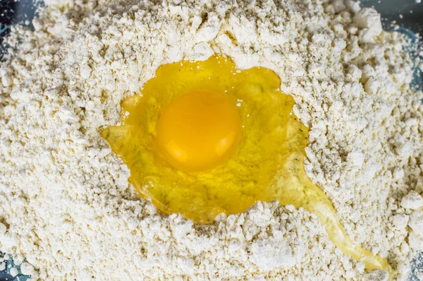 Raw egg on a heap of flour — Stock Photo, Image