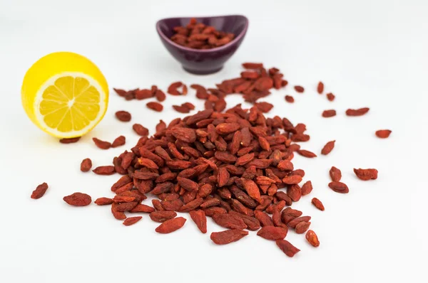 Goji meyveleri ve limon bir yüzük