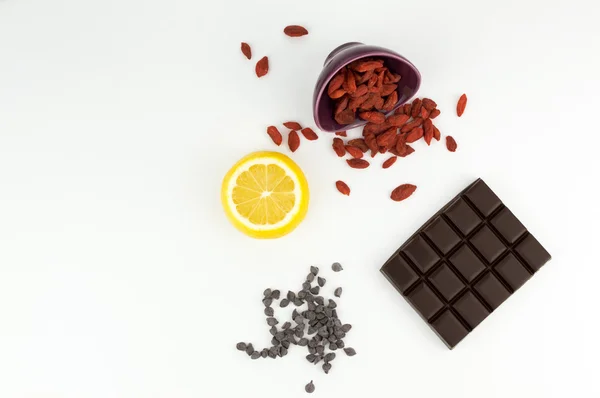 Superfoods; çikolata, goji meyveleri ve limon
