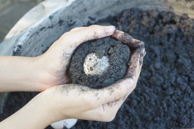 Salamura yumurta holding iki eller