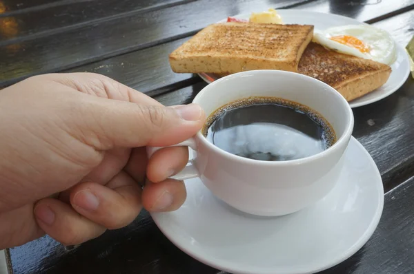 Kaffeetasse von Hand heben — Stockfoto