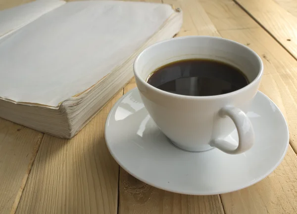 Tasse Kaffee morgens mit Buch — Stockfoto