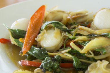 Tay tarzında herb ile kızarmış midye