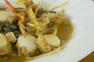 Tay tarzında herb ile kızarmış midye