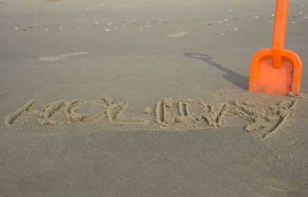 Happy holiday skriva på sand verktyg leksak — Stockfoto