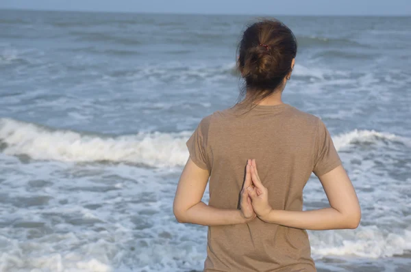 Chica asiática yoga playa puesta del sol estilo de vida — Foto de Stock