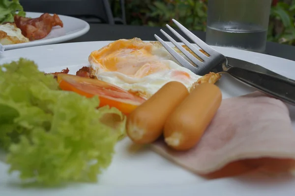 Snídaně jídlo deska ham jíst vařené opečené koncept — Stock fotografie