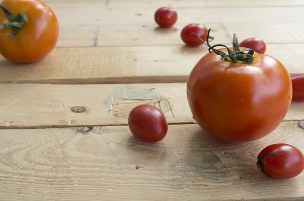 Tomate fresco na mesa de madeira — Fotografia de Stock