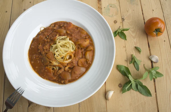 Spaghett świeże homecook na drewnianym stole — Zdjęcie stockowe