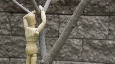 ahşap insan figürü tırmanmak ağaç bahçe 