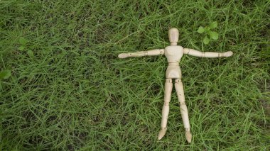 ahşap insan figürü uzan çim bahçe dinlenmek