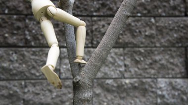 ahşap insan figürü tırmanmak ağaç bahçe 