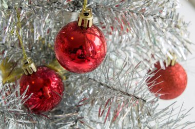 Noel ağacı bölümü kapalı-up ayrıntı top kırmızı kavramı