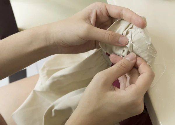 Пошиття швейної фіксації концепції робочої тканини сорочки нитки — стокове фото