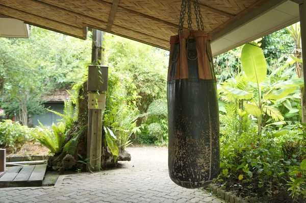 Saco de boxeo gimnasio muay thai kickboxing concepto de peligro —  Fotos de Stock