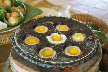 Bıldırcın yumurta yemek hazırlama yiyecek kızarmış kahvaltı konsepti