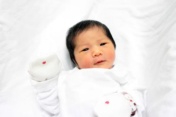 Nouveau-né asiatique bébé fille jeune jeune mignon concept — Photo